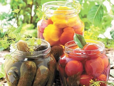 concombres et tomates marinés pour éliminer les parasites