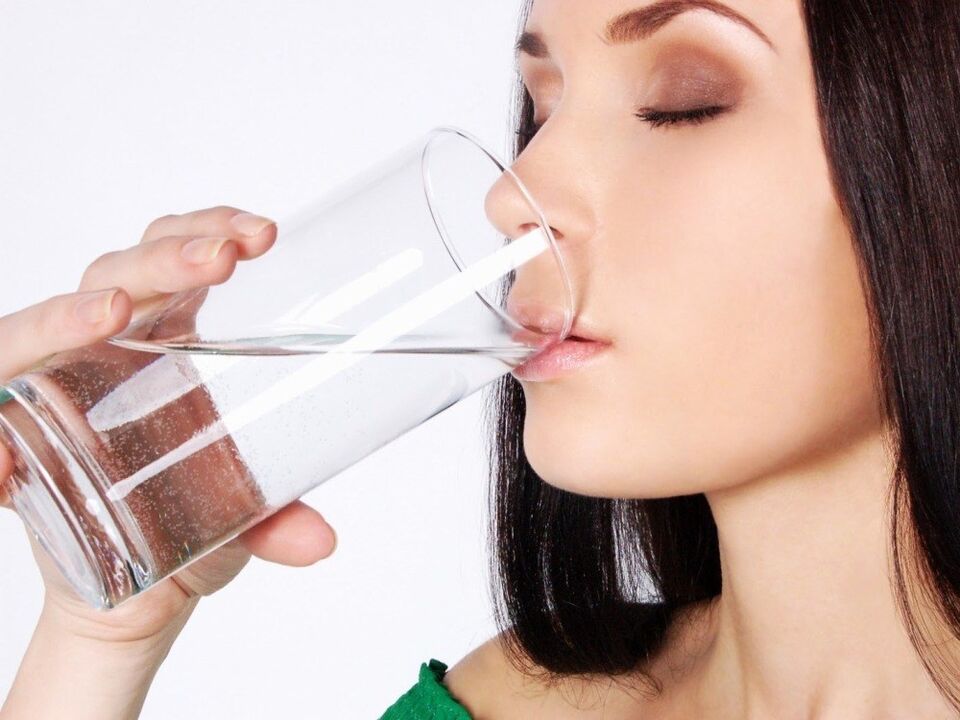 boire de l'eau avant de nettoyer le corps des parasites
