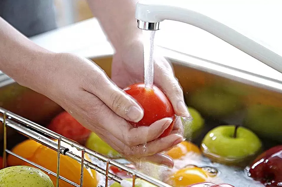 laver les légumes et les fruits pour prévenir l'infection par les vers