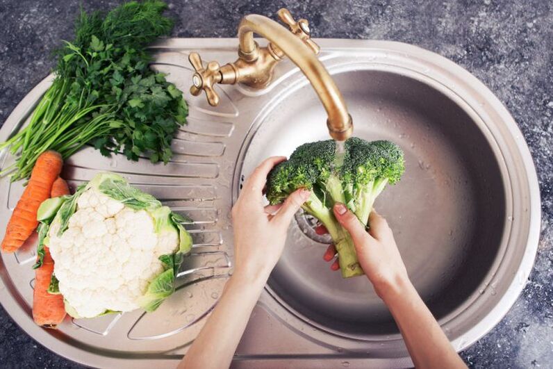 laver les légumes pour prévenir l'infection par les vers