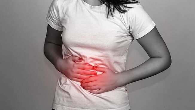 Les douleurs abdominales accompagnent fréquemment la présence de parasites dans les intestins. 